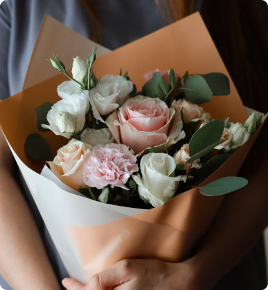 Букет с розовыми розами и гвоздиками